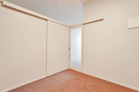 One Bedroom With Tandem Car Park - Photo 2