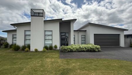 Executive Family Home - Exceptional, Stylish & Triple Living - Photo 2