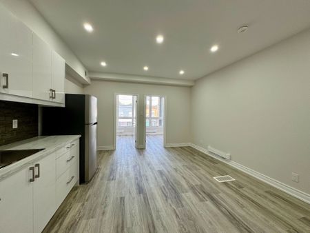 For Lease - 2007 Danforth Avenue, Toronto, Ontario - Photo 2