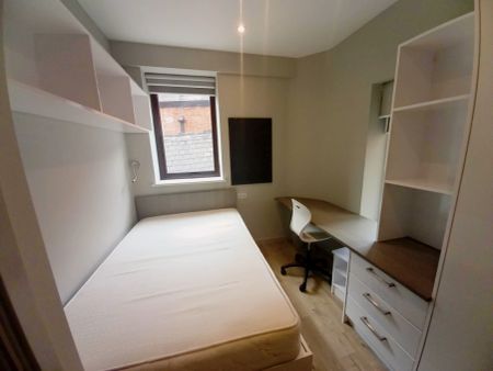 Classic Smaller 2 Bed Apartment - Shared Bathroom - Photo 2