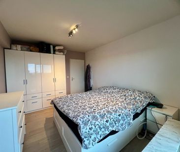 Volledig gerenoveerd tweeslaapkamer appartement te huur - Photo 2