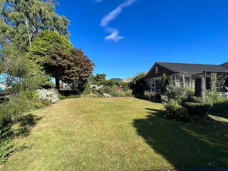 Comfortable home inside, beautiful garden outside - Photo 3