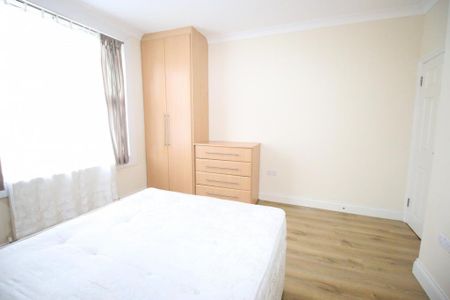 3 bedroom flat to rent - Photo 4