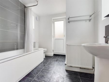 3 bedroom flat to rent - Photo 5