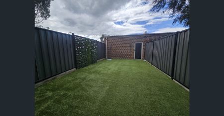 Charming 2 Bedroom Townhouse in a Prime Location - Photo 2