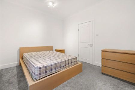 2 bedroom flat in Kentish Town - Photo 2