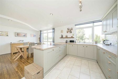 Fairways, Teddington, TW11 - Photo 2