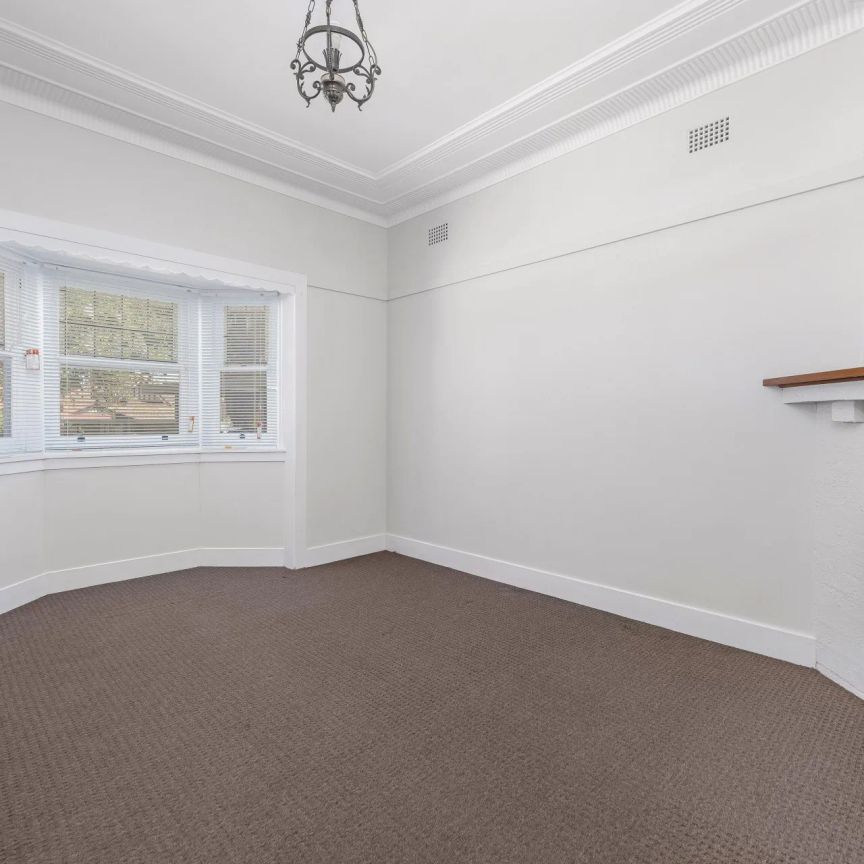 SPACIOUS THREE BEDROOM HOUSE! - Photo 1