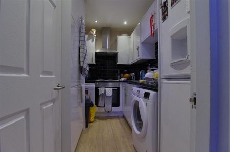 4 bedroom flat to rent - Photo 5