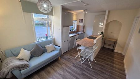 2 bedroom flat to rent - Photo 2