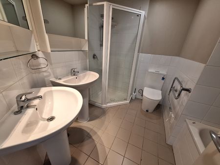 3 x Double Bedroom Apartment With A Carpark - Photo 2