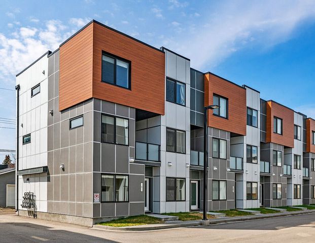 Pet Friendly, Modern 3 Bedroom Townhouse | Calgary - Photo 1