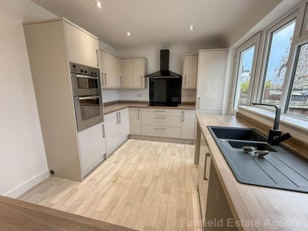 2 bedroom semi-detached bungalow to rent - Photo 4