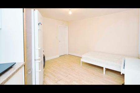 Studio Flat, London, IG11 - Photo 4