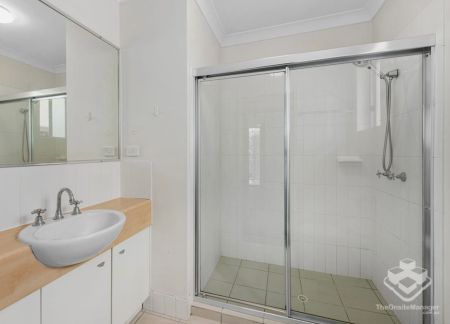 Spacious Apartment in a Peaceful Leafy Setting – Prime Ashgrove Location - Photo 5