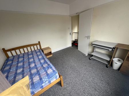 5 bedroom end of terrace house to rent - Photo 4