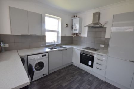 6 Bedroom House To Rent in Winton - £3,120 pcm Tenancy Info - Photo 4