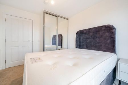 3 bedroom flat to rent - Photo 4