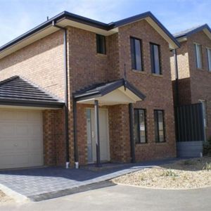 Modern 3-Bedroom Townhouse with Garage & Great Features - Photo 3