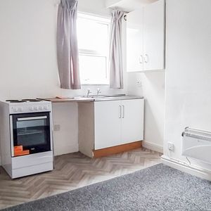 1 Bedroom Bedsit Flat For Rent - Photo 2