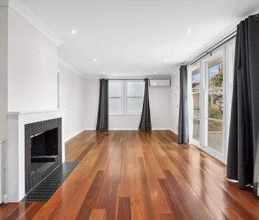 Modern Cottage Retreat in a Quiet Narrabundah Street - Photo 3