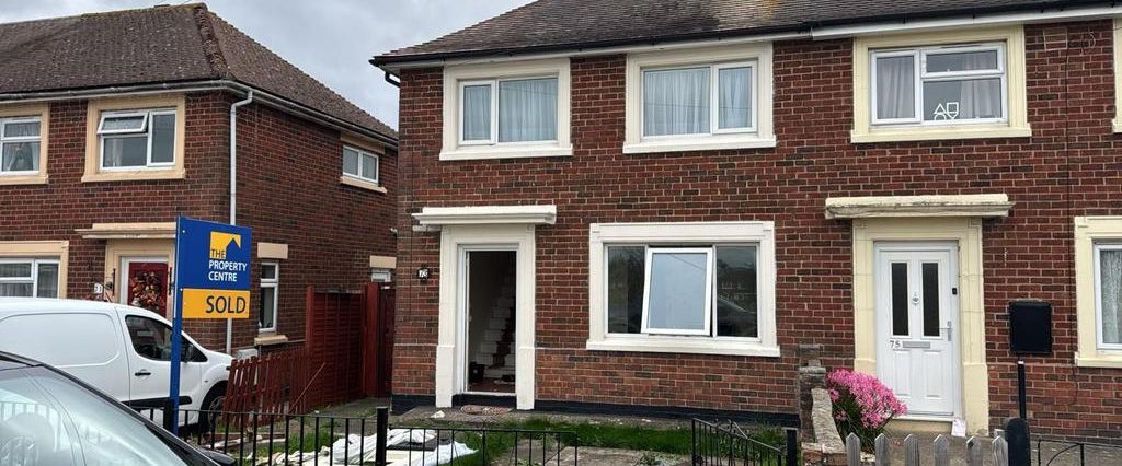 4 bedroom semi-detached house to rent - Photo 1