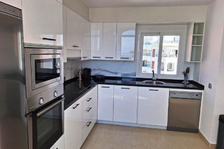 3 Bedroom Apartment For Rent in La Duquesa, Málaga - Photo 3