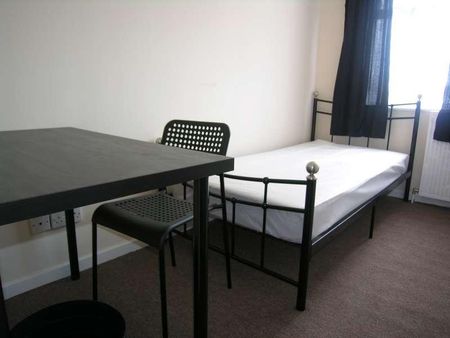 Bedroom First Floor Flat In Wallisdown, BH12 - Photo 4