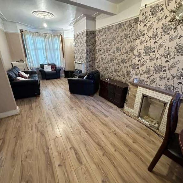 Regina Road, Southall, UB2 - Photo 1