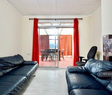 3 bedroom semi-detached house to rent - Photo 2