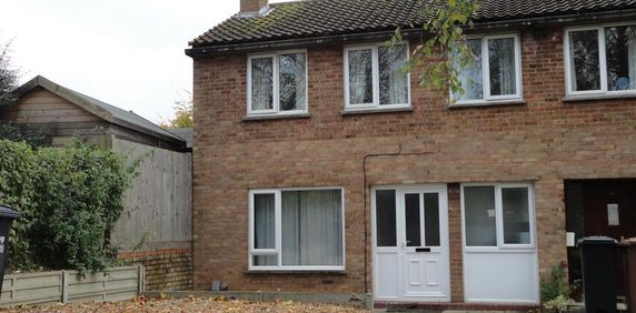 3 bedroom end of terrace house to rent - Photo 2