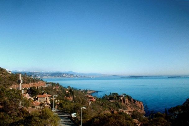 location de vacances: 2 pièces/cabine (2 adultes + 2 enfants) cuisine avec lave vaisselle, lave linge, terrasse, belle vue sur la baie de Cannes * TH 217 * - Photo 1