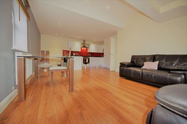1 bedroom Flat in Flat 7, Leeds - Photo 1
