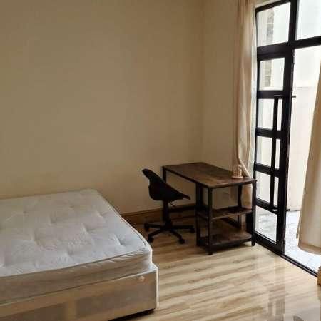 Double Room Kensington Garden, Ilford Essex, IG1 - Photo 1