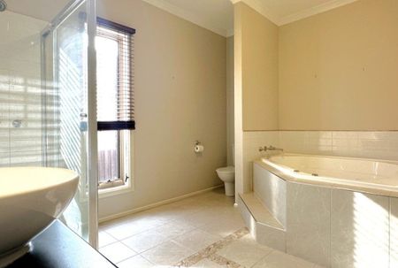 8 Aries Drive, Epping VIC 3076 - Photo 2