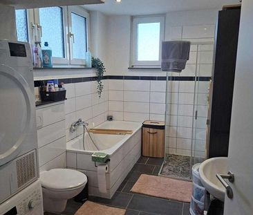 Haus im Haus - Sanierte 4,5 Zimmer Wohnung mit EFH Flair - Photo 3