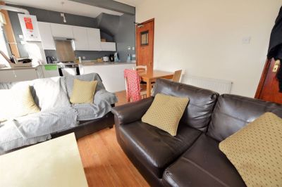 3 bedroom House in Hessle Walk, Leeds - Photo 4