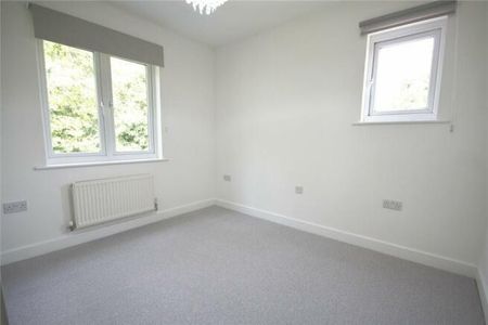 Lydger Close, Woking, Surrey, GU22 - Photo 3