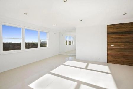 Renovated Top Floor Apartment With City Skyline Views - Photo 2