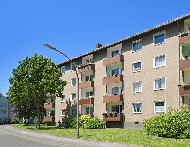 Wir haben für Sie renoviert! Schicke Erdgeschosswohnung mit neuem Laminatboden und Balkon - Photo 1