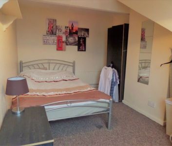 4 bedroom House in Cardigan Lane, Leeds - Photo 5