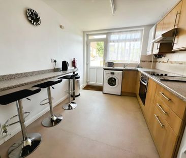 4 bedroom end of terrace house to rent - Photo 5