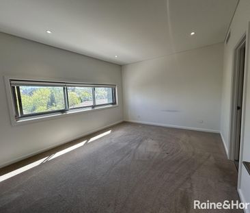 Luxury townhouse in close proximity to shops, transport, schools & ... - Photo 2