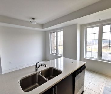 For Lease - 167 Harding Park Street, Newmarket, Ontario - Photo 5