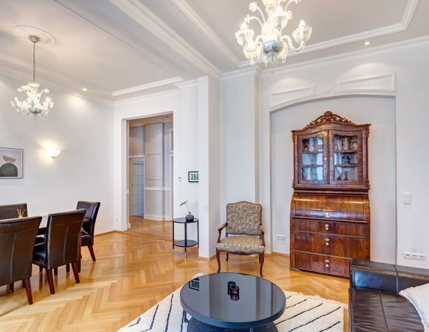 Stunning historic apartment at the Gärtnerplatz - Photo 1