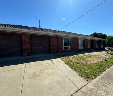 LOVELY 3 BEDROOM HOME! - Photo 2