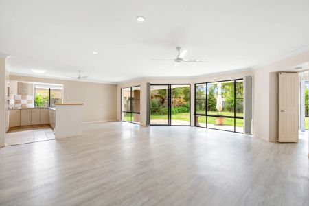 Spacious 3-Bedroom Home in Prime Noosa Location – Walk to River, Yacht Club & More! - Photo 2