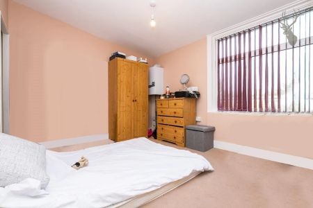 3 Bedroom House - Terraced - Photo 5