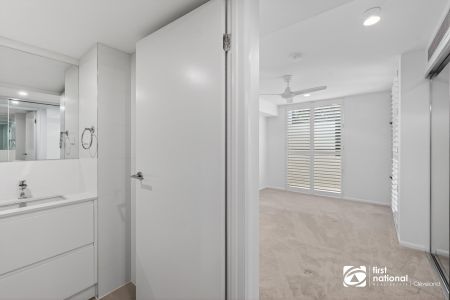 SPACIOUS MODERN APARTMENT IN CENTRAL CLEVELAND , GROUND LEVEL WITH LARGE COURTYARD - Photo 4