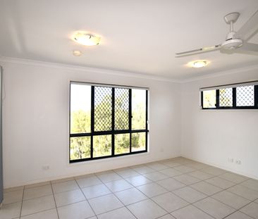 :: STUNNING 4 BEDROOM TOWNHOUSE, HARBOUR VIEWS, TWO LIVING AREAS, A... - Photo 4